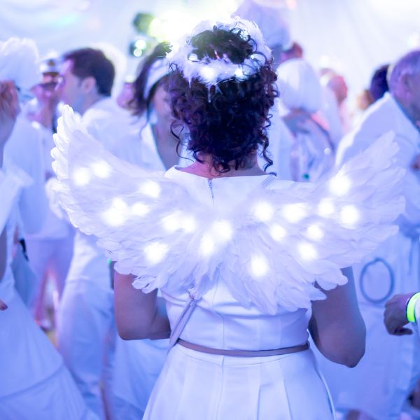 Beispiel für ein Outfit für die White Night Single Party in München