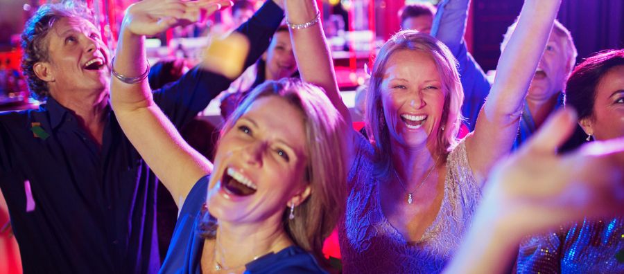 Singles feiern ausgelassen in einem Club und haben Spaß - wie bei der Funkenflug Single Party in Berlin