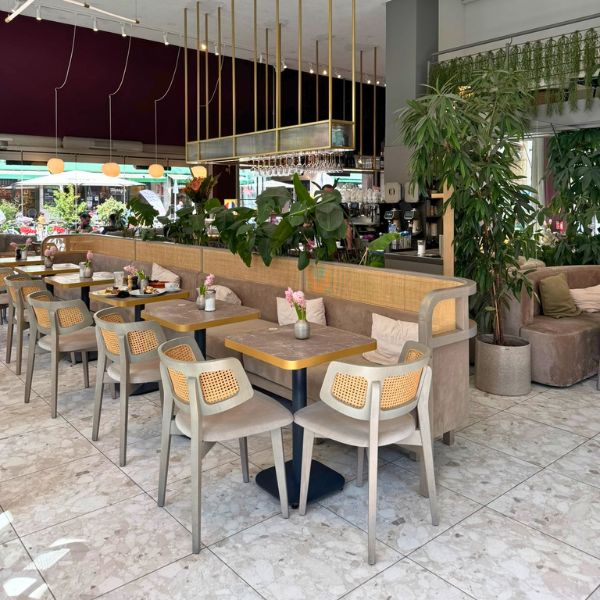 Innenbereich vom Café Hegel in Stuttgart-Mitte mit modernen Sitzplätzen, Pflanzen und heller Atmosphäre. Ideal für ein Frühstücks- oder Kaffee-Date