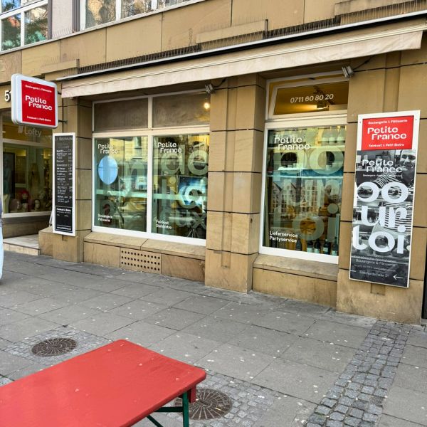 Außenansicht von Petite France in Stuttgart mit Sitzplätzen draußen - französische Bäckerei für ein entspanntes Kaffee-Date