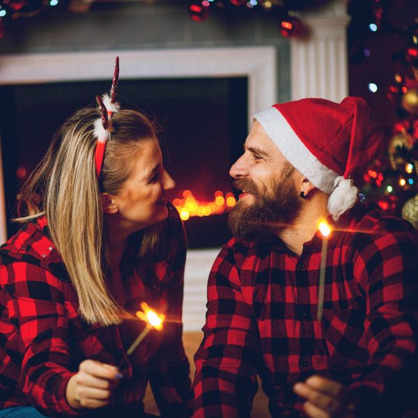 Online flirten und Liebespaar an Weihnachten sein