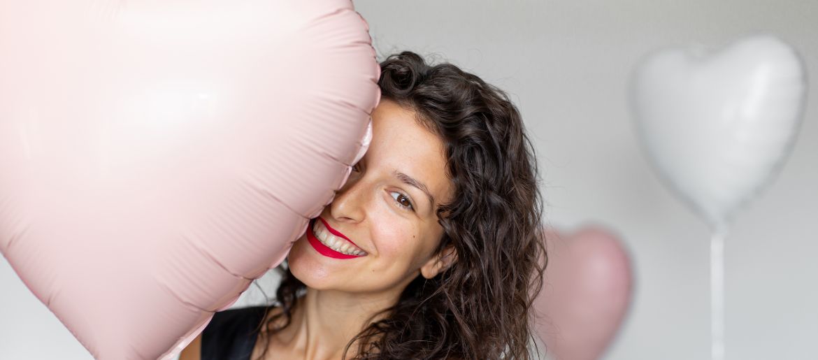 Single-Frau mit Herzluftballons