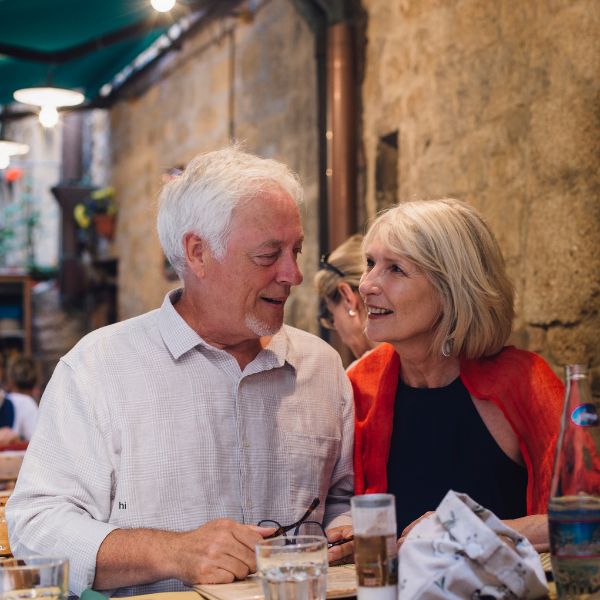 Ein älteres Paar genießt gemeinsam ein entspanntes Gespräch im Restaurant und zeigt, wie vielfältig und gemütlich Restaurants für Dates in Dresden sein können.