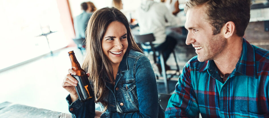 Mann und Frau flirtet in einer Bar