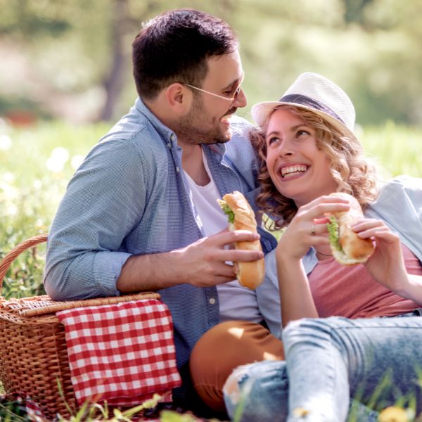 Paar picknickt bei einem Date im Paar und hat Spaß