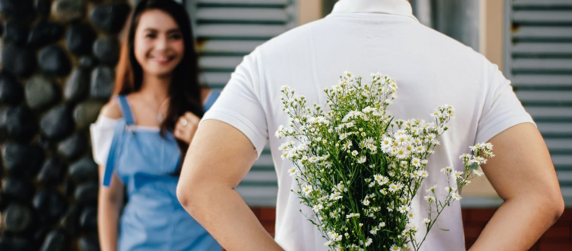 Mann mit Blumenstrauß: Dating Knigge - Regelns fürs erste Date