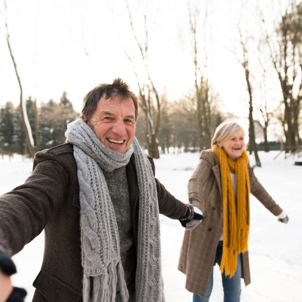 Date Ideen für den Winter: Singles gehen zusammen Schlittschuhlaufen und haben gemeinsam Spaß