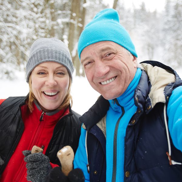 Singles haben bei ihrem Date im Winter viel Spaß und machen ein Selfie