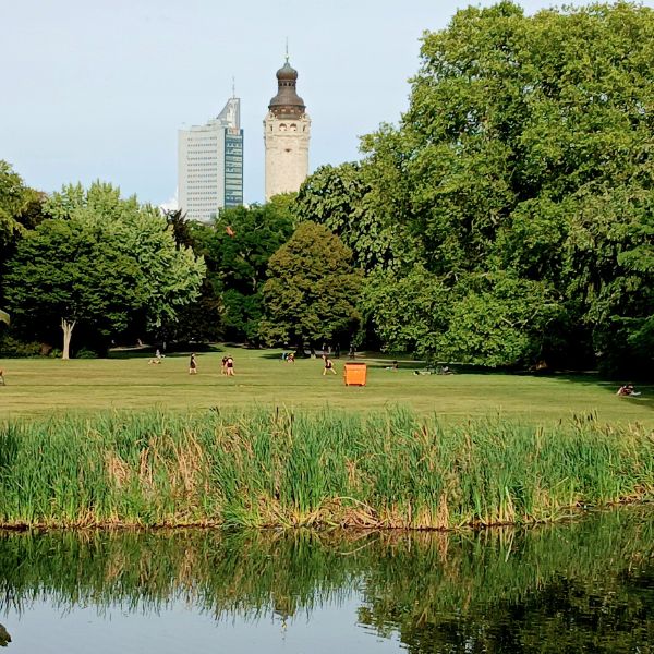Leipzig Partnersuche im Grünen: Blick auf den Clara-Zetkin-Park mit Rathausturm und City-Hochhaus.