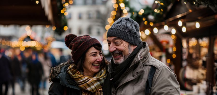 Partnersuche in Köln: Romantische Momente auf dem Kölner Weihnachtsmarkt. Zwischen Glühwein, Lichterglanz und guter Laune entstehen Begegnungen, die das Herz wärmen.