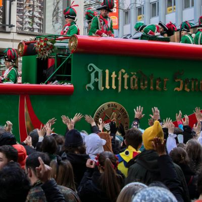Dating in Köln über 40 beim Karneval: Fröhliche Menschen feiern in der Altstadt und lernen sich beim Kölsch und Tanzen kennen.