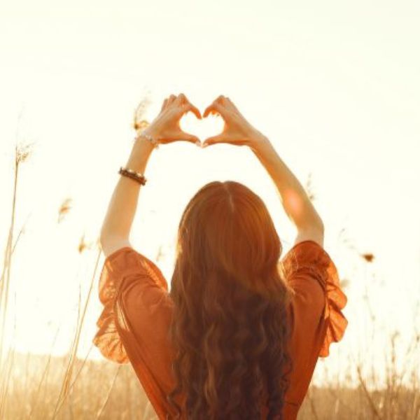 Dankbarkeit bei der Partnersuche als Dating Tipp: Frau formt mit den Händen ein Herz als Symbol und Inspiration für Dating Tipps.