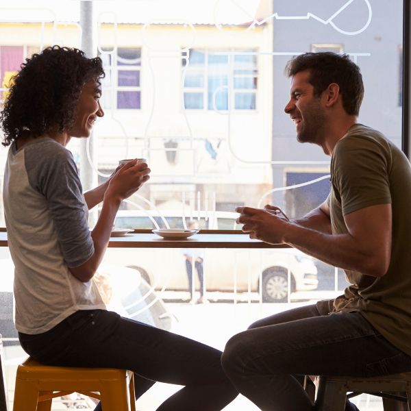 Dating Tipps für die Partnersuche: Paar unterhält sich beim Date.