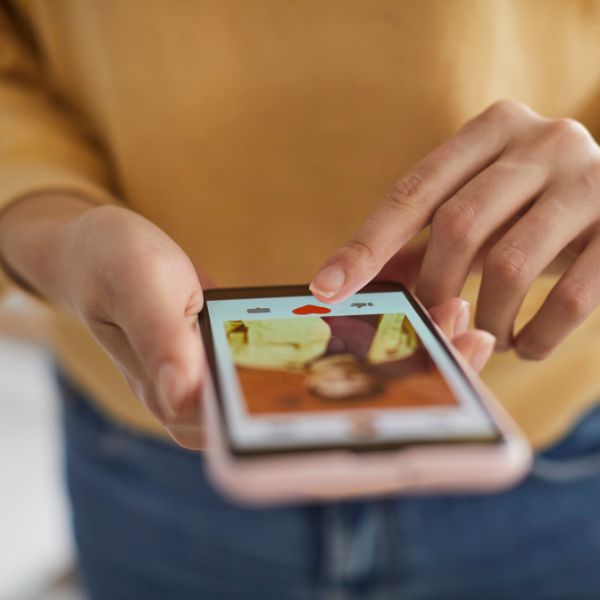 Partnersuche mit Dating-App: Smartphone beim Swipen für modernes Dating und Dating Tipps