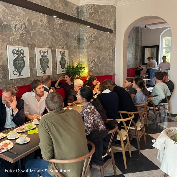 Im Café Oswaldz lässt es sich entspannt flirten bei einem Café Date in Dresden