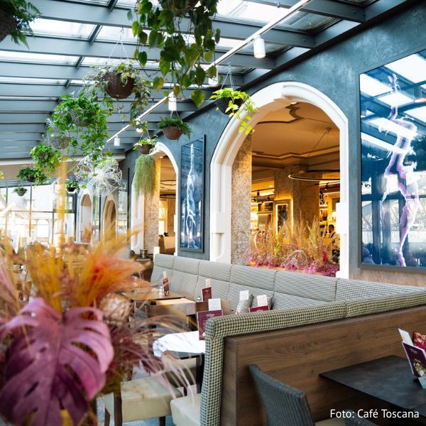 Im Café Toscana am Dresdner Schillerplatz lässt es sich bei einem Stück leckerer Torte wunderbar beim Date im Café flirten.