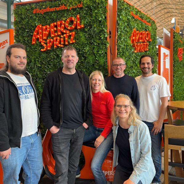 Funkenflug Team bei einem Aperol Spritz Event mit Aperitif und Pizza - sie bringen seit 25 Jahren Singles aus Events zusammen