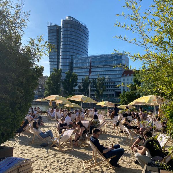 Singles verabreden sich in Wien gerne in der Strandbar Hermann für ein Date