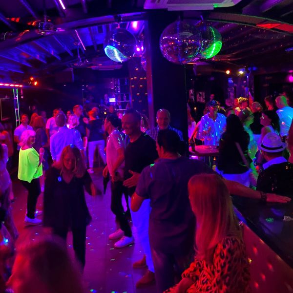 Singles ab 40 feiern gemeinsam auf einer Funkenflug Single Party