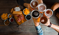 Essen gehen für die Teilnehmer der Motorradwerk Führung 